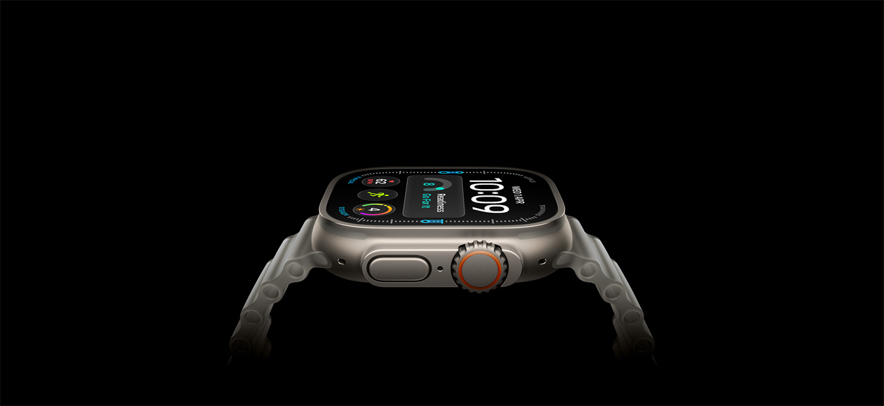 Apple Watch Ultra 4, титанов корпус, натурален цвят, десен екстериор, Digital Crown, издаден страничен бутон, дигитален циферблат, полупрозрачна сива каишка Ocean Band