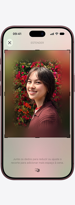 Tela do iPhone 18 Pro mostrando o recurso Reenquadramento Espacial sendo usado para mudar o enquadramento de uma foto em close de uma pessoa com rosas vermelhas atrás