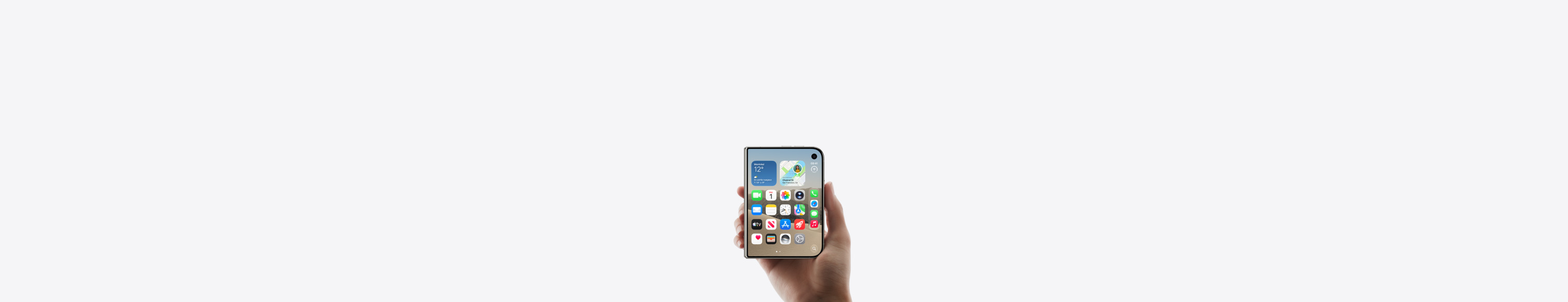 iPhone Duo, couleur blanc stellaire, tenu par une main en position fermée, écran externe visible, écran d’accueil iOS avec des apps et des widgets.