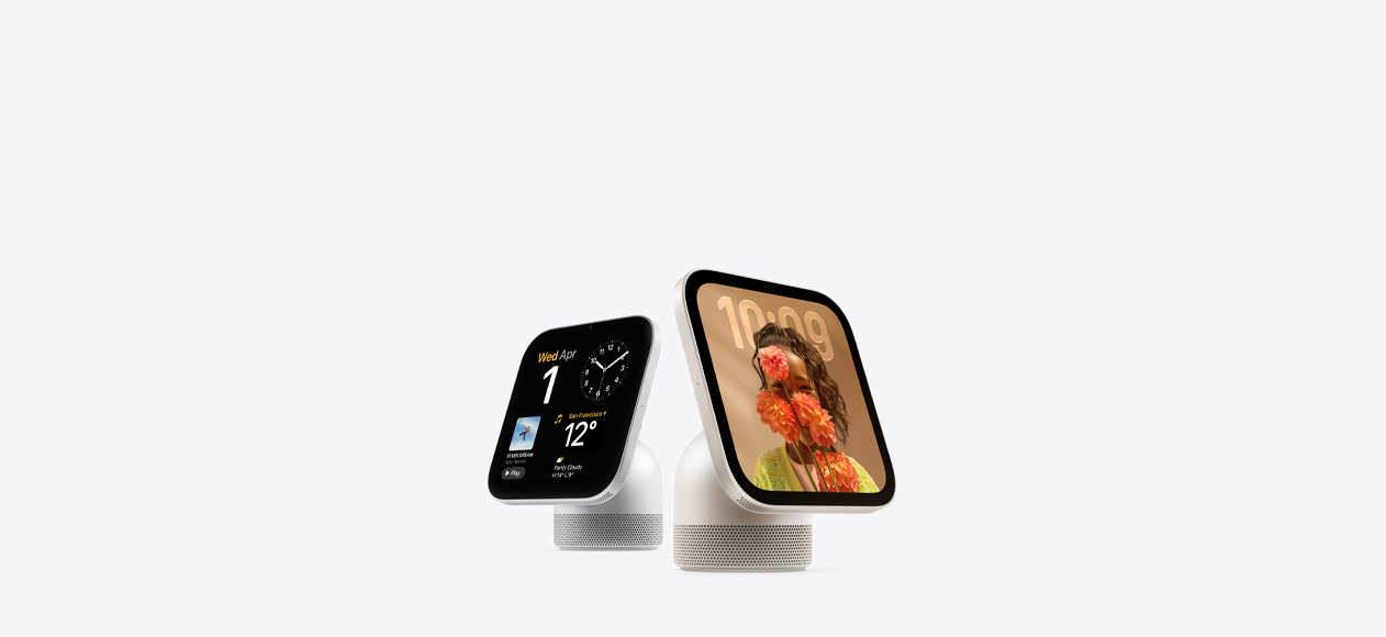 Plusieurs appareils Apple HomeView, de différentes couleurs, affichant des écrans colorés