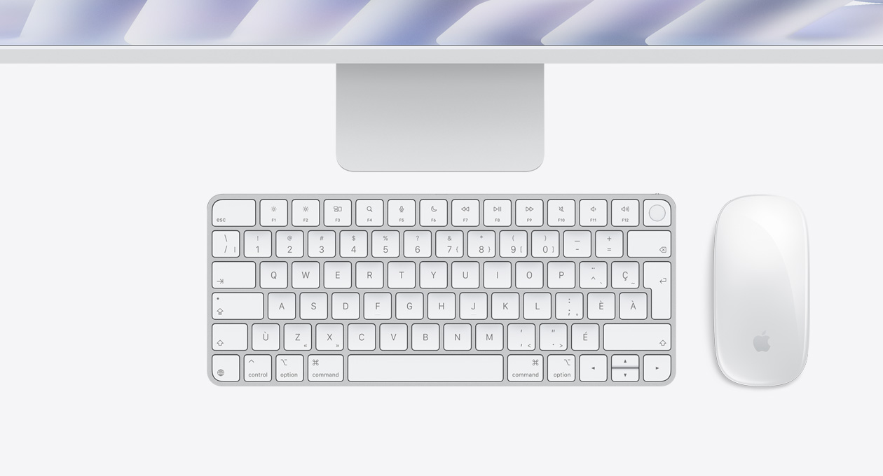 iMac, couleur argent, vue du dessus, avec Magic Mouse et Magic Keyboard avec Touch ID