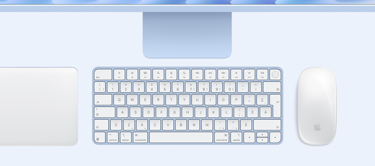 iMac, vue du dessus, couleur bleue, Magic Trackpad, Magic Mouse et Magic Keyboard avec Touch ID de couleur assortie