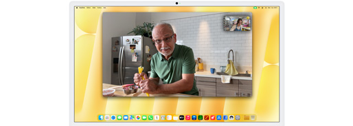 Démonstration de Vue du bureau. Une personne a une vue en plongée du processus de décoration d’un biscuit lors d’un appel vidéo.