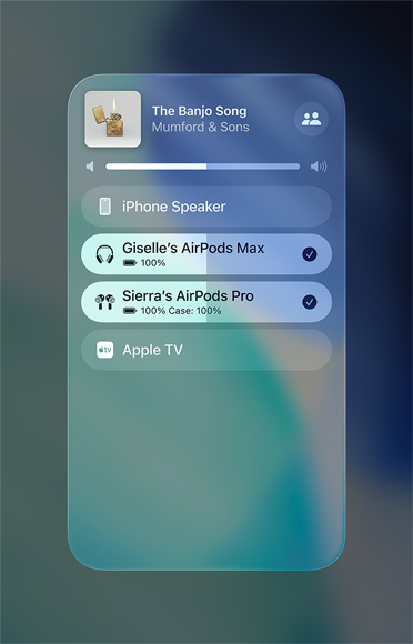 Obrazovka AirPlay na iPhonu, na které je vidět snadné sdílení zvukového streamu mezi dvěma páry AirPodů
