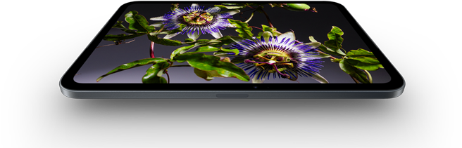 iPad mini, 8,5palcový OLED displej, jasná a hluboká černá, na obrazovce je osoba v čepici a bundě