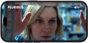 iPhone 18 Pro, horisontaalvaade, ekraanil on lähivõte naisest, kes vaatab läbi riiuli. Sarja nimi: Pluribus