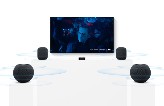 Apple TV 4K, écran TV, deux enceintes HomePod couleur minuit sur la gauche et la droite, deux enceintes HomePod mini 2 couleur minuit au premier plan, ondes sonores concentriques rayonnant de chaque enceinte