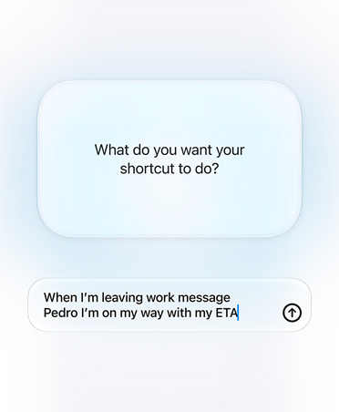 En skærm viser en samtale mellem Apple Intelligence og en bruger angående funktionen Genveje. Spørgsmålet lyder: Hvad skal din genvej kunne? Svaret lyder: Når jeg forlader min arbejdsplads, så skriv til Pedro, at jeg er på vej, og send mit forventede ankomsttidspunkt.