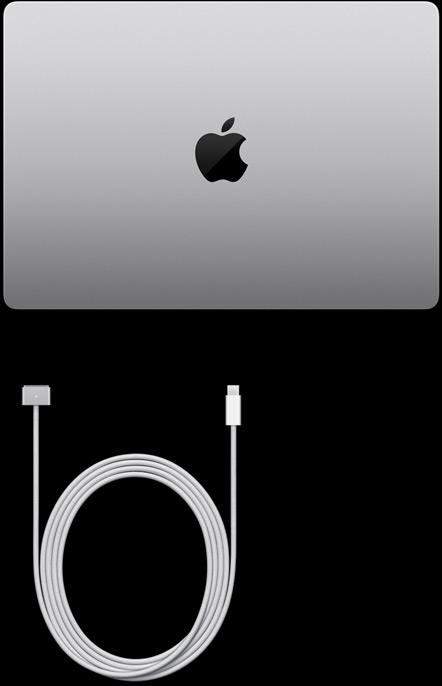 MacBook Pro, Farbe Silber, Oberseite, geschlossen, neben Ladekabel und Netzteil