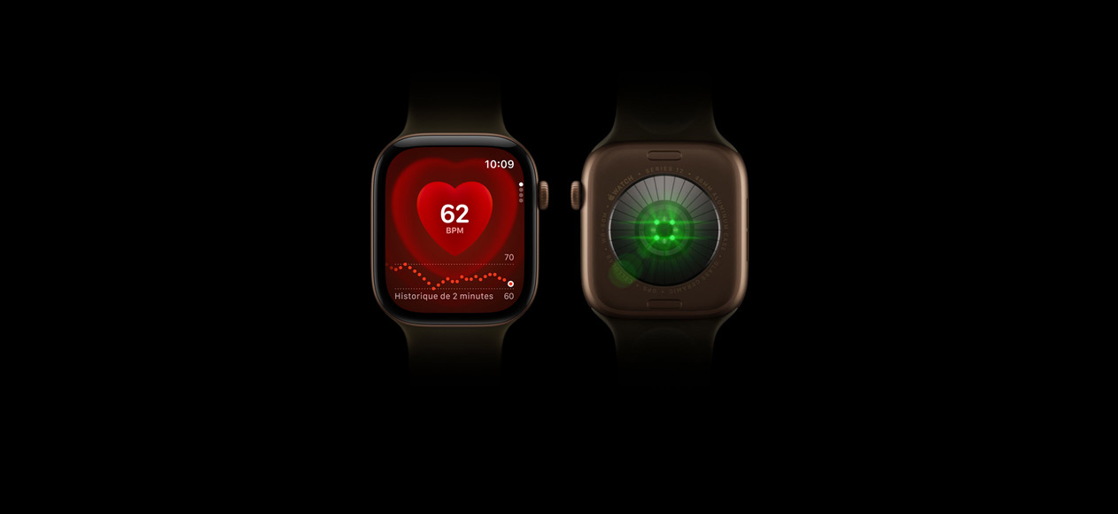 Deux Apple Watch Series 12, boîtier en aluminium, finition bronze sombre, Bracelet Sport olive, l’une est vue de face avec l’app Fréquence cardiaque à l’écran, l’autre est vue de dos, révélant le Système de suivi de santé et l’éclat de ses LED vertes