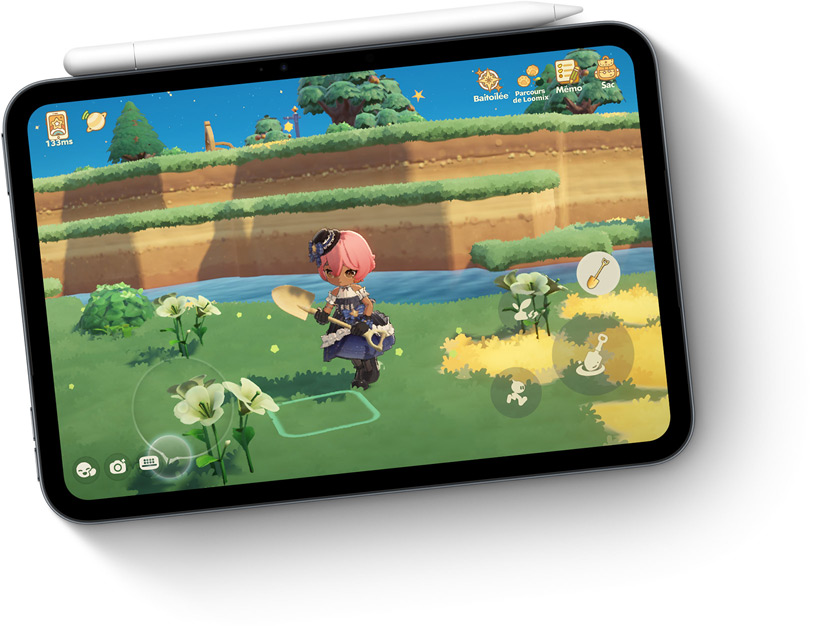 iPad mini en finition minuit, affichant un jeu à l’écran, avec un Apple Pencil fixé de façon magnétique sur le dessus.