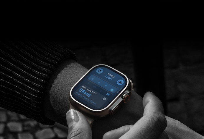 Ένα άτομο φοράει το Apple Watch Ultra 4 στον καρπό του, με τις Ζωτικές Ενδείξεις κατά τη διάρκεια της ημέρας ελαφρώς εκτός τυπικού εύρους