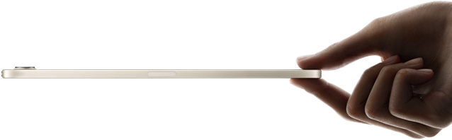 iPad mini kézben tartva, oldalnézetből, vékony és könnyű kialakítással