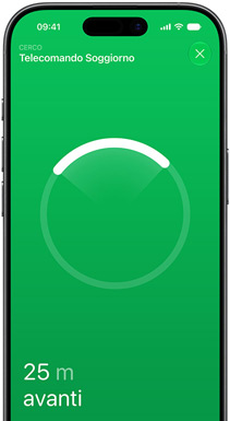 iPhone con l’app Dov’è; il testo recita: Cerco telecomando Soggiorno; un anello concentrico del localizzatore con un arco luminoso punta verso la direzione del telecomando, il testo recita: 24 m di distanza