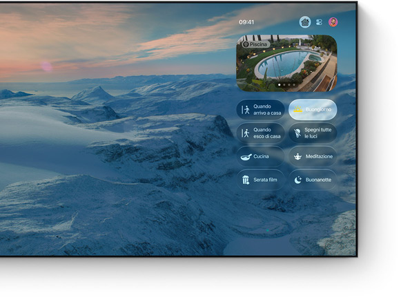 Centro di Controllo dell’app Casa sullo schermo di una TV, sfondo con panorama di montagna, feed in diretta della videocamera della piscina, pulsanti delle scene tra cui Buongiorno selezionato, Arrivo a casa, Serata cinema e Buonanotte