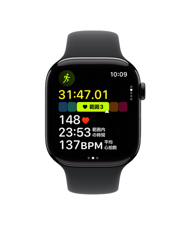 Apple Watch Series 11、アルミニウムケース、カラーは鏡面仕上げのジェットブラック、屋外ランニングのワークアウトが開いていて、心拍数範囲3と示されている。右側面の外観:Digital Crown、ブラックスポーツバンド