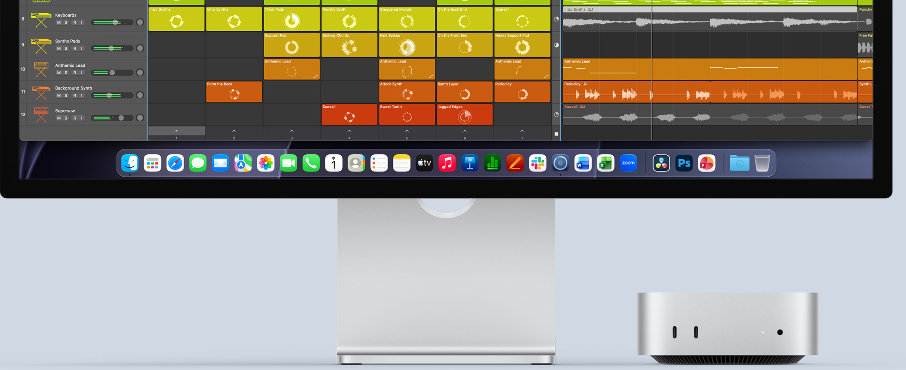 Studio Displayの下に収納されたMac miniの前面。画面にはLogic Proのインターフェイスが表示され、下部のDockには仕事効率化アプリが並んでいる