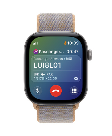 スペースグレイアルミニウムケースのApple Watch Series 12。画面の下部に航空会社のカスタマーサービスとの通話が表示され、画面の上部に確認番号、出発地と到着地、フライト日時などの関連するフライト情報が表示されている
