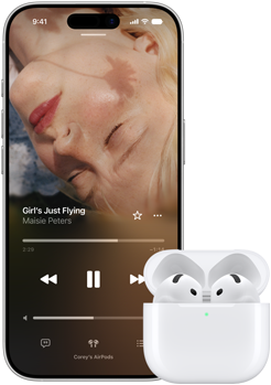 „iPhone“ šalia „AirPods“ įkrovimo dėkle, dėklas atidarytas