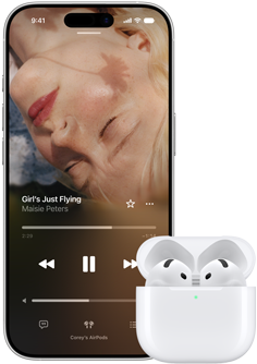 „iPhone“ šalia „AirPods“ įkrovimo dėkle, dėklas atidarytas
