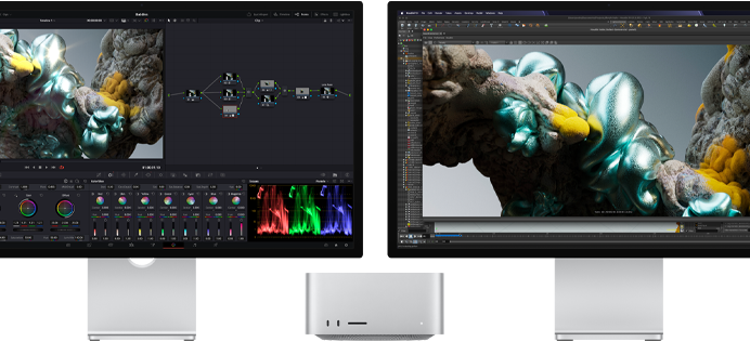 Studio Display monitors un Studio Display XDR monitors, katrs savā Mac Studio sānā, monitoros redzams mākslinieka darbs, 3D modelēšanas programmatūra un rīki