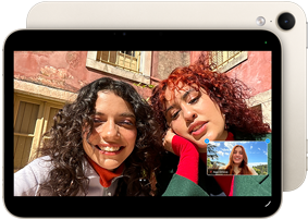 جهاز iPad mini، الجهة الأمامية، يعرض واجهة كاميرا أمامية 12MP Center Stage في الوضع الأفقي خلال مكالمة فيديو لشخص محاط بأوراق نباتات خضراء