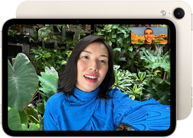 جهاز iPad mini، الجهة الأمامية، يعرض واجهة كاميرا أمامية 12MP Center Stage في الوضع الأفقي خلال مكالمة فيديو لشخص محاط بأوراق نباتات خضراء