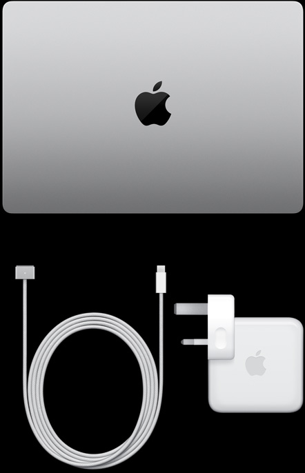 ‏‏MacBook Pro، لون فضي، الجانب العلوي، مغلق، بجانب كابل شحن ومحول طاقة