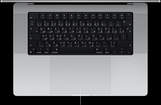 جهاز MacBook Pro، لون فضي، مفتوح، يعرض لوحة المفاتيح ولوحة تعقب الضغط القوي