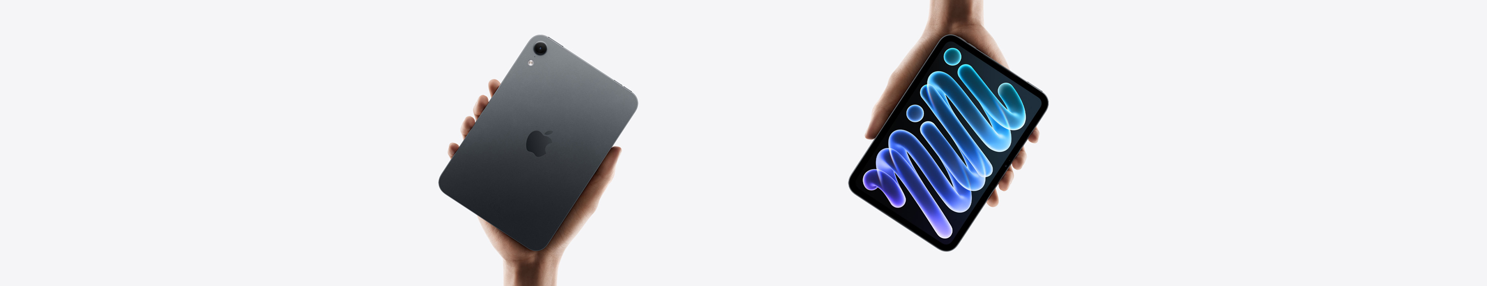 iPad mini w kolorze czarnym trzymany w dłoni