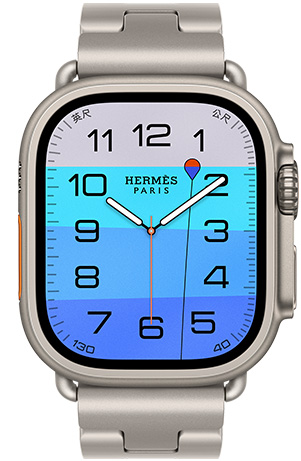 原色鈦金屬錶殼 Apple Watch Hermès Ultra 4,採用深海尋秘指針錶面 (小時、分鐘與秒針,以及水深複雜功能,橘色的浮標漂浮在透藍的海面上,海面由淺藍漸變至深藍),右側外觀上有數位錶冠、凸起的側邊按鈕,搭配 Gris Titane 鈦灰色 Grand H Titane 錶帶