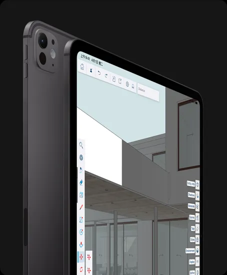 直向放置的太空黑色 iPad Pro 機身背面，展示 Pro 相機系統、音量調高按鈕與音量調低按鈕；直向放置的太空黑色 iPad Pro 機身正面，展示黑色顯示器邊框與圓角設計，顯示器展示圖形設計編輯 app，其中左右兩側選單中開啟了多種工具與效果
