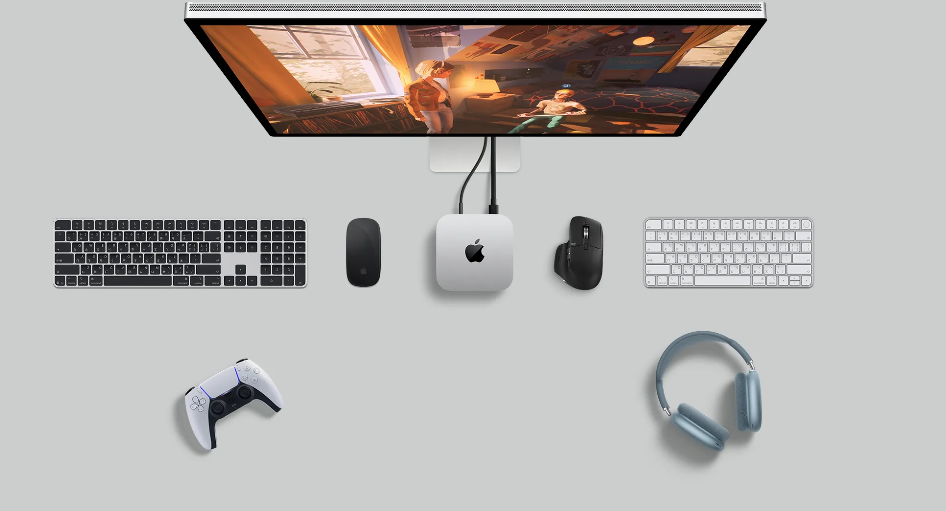 擺放在桌面的 Mac mini 俯視圖，旁邊放著 Studio Display、兩個無線鍵盤、兩個無線滑鼠、一個遊戲控制器，以及 AirPods Max