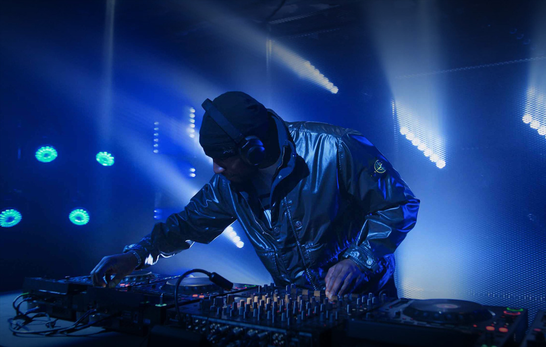 DJ a dar um concerto de música ao vivo.