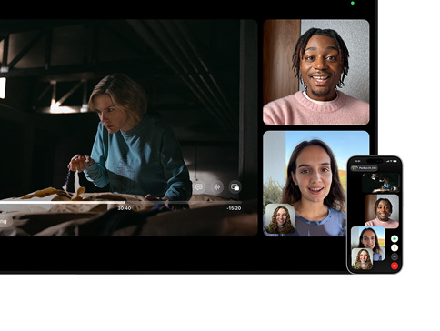 Mac et iPhone : Split View SharePlay sur Mac, une série Apple TV est diffusée sur la gauche, des vignettes FaceTime sur la droite montrent trois personnes, un iPhone fixé à côté du Mac est utilisé comme Continuité de la caméra
