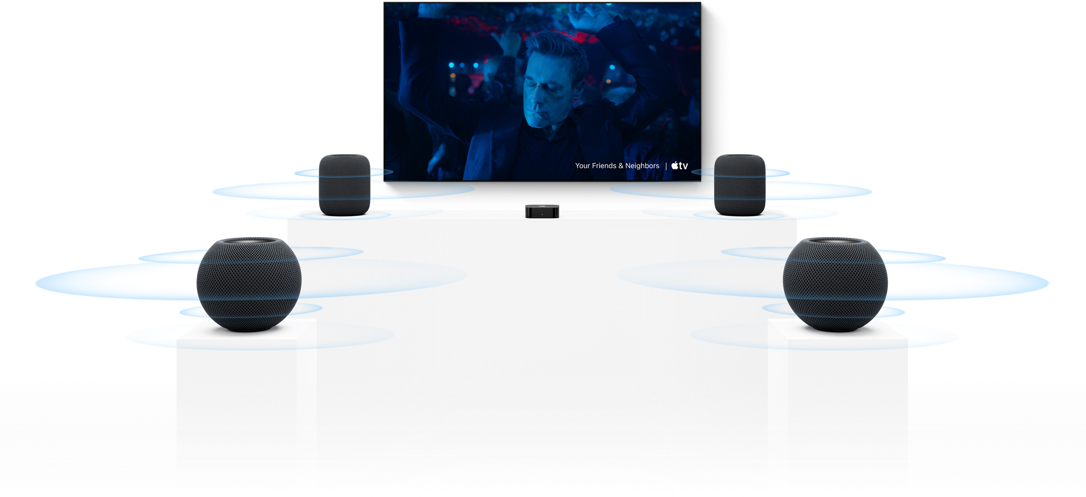 Apple TV 4K et HomePod : deux HomePod, un de chaque côté de l’écran de télévision, deux HomePod mini devant, ondes sonores autour de chacun