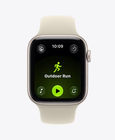 Apple Watch SE 3 csillagfény alumíniumtokkal, a kijelzőn az Edzés app (kültéri futás), Digital Crown forgatógomb a tok jobb oldalán, homokszín (halványdrapp) sportszíj