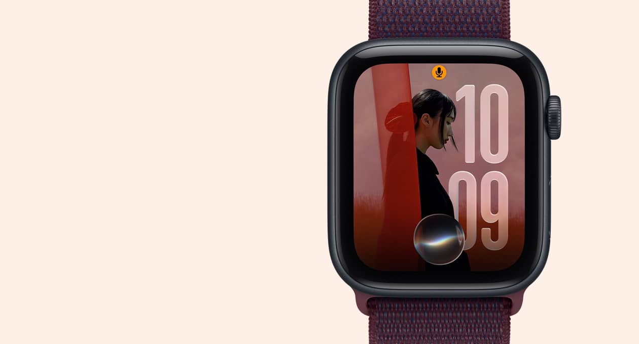 Apple Watch SE 3, Aluminiumgehäuse, Farbe Mitternacht, das Display zeigt ein Foto mit dem Siri AI Symbol unten in der Mitte