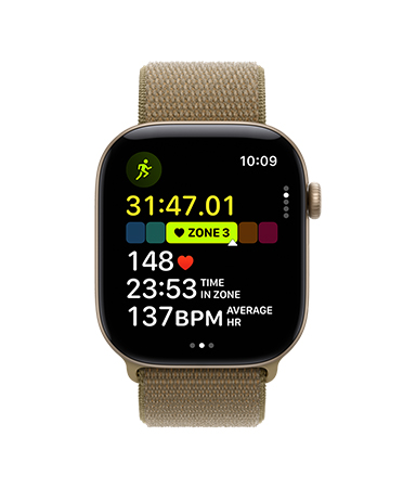 Apple Watch Series 12, világos aranyszínű alumíniumtok, Kültéri futás edzés megnyitva, a felhasználó pulzusa a 3. pulzuszónában van, olíva (barnászöld) sportpánt