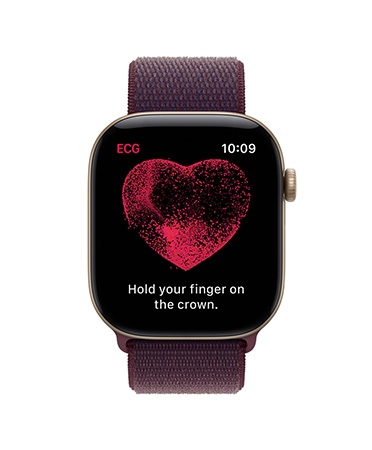 Apple Watch Series 12, világos aranyszínű alumíniumtok, EKG app, instrukciók a kijelzőn, a Digital Crownon tartott ujjal indítható az EKG-mérés, a kijelző közepén piros szív, burgundi sportpánt