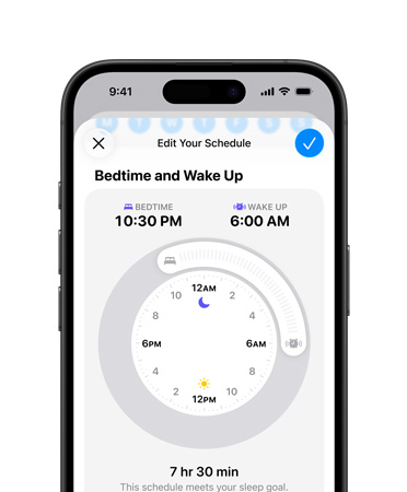 iPhone, megnyitva az Egészség app alvási ütemezéssel, lefekvés ideje 22:30-ra van beállítva, ébredés ideje pedig 6:00-ra, a kijelző közepén sugárirányú időtű, a 7 óra 30 perces alvási cél teljesítve