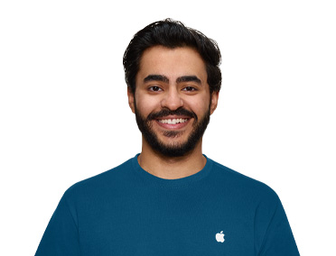 En smilende Apple Store-ekspert i en blå Apple-trøje