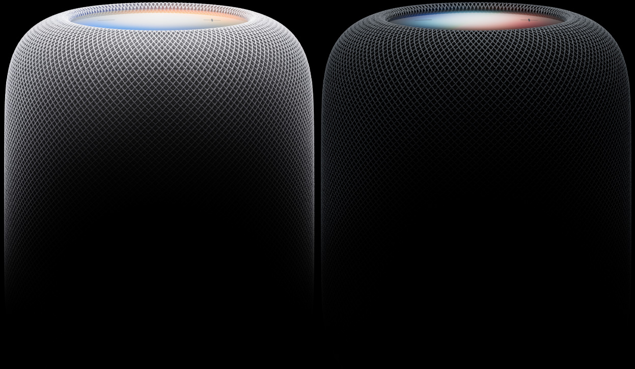 Kaksi HomePod-kaiutinta vierekkäin, väreinä valkoinen ja keskiyö, punottu akustinen verkkokangas, valaistut kosketuspinnat