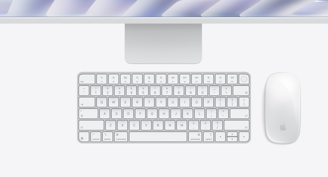 iMac i farven sølv vist ovenfra med Magic Mouse og Magic Keyboard med Touch ID