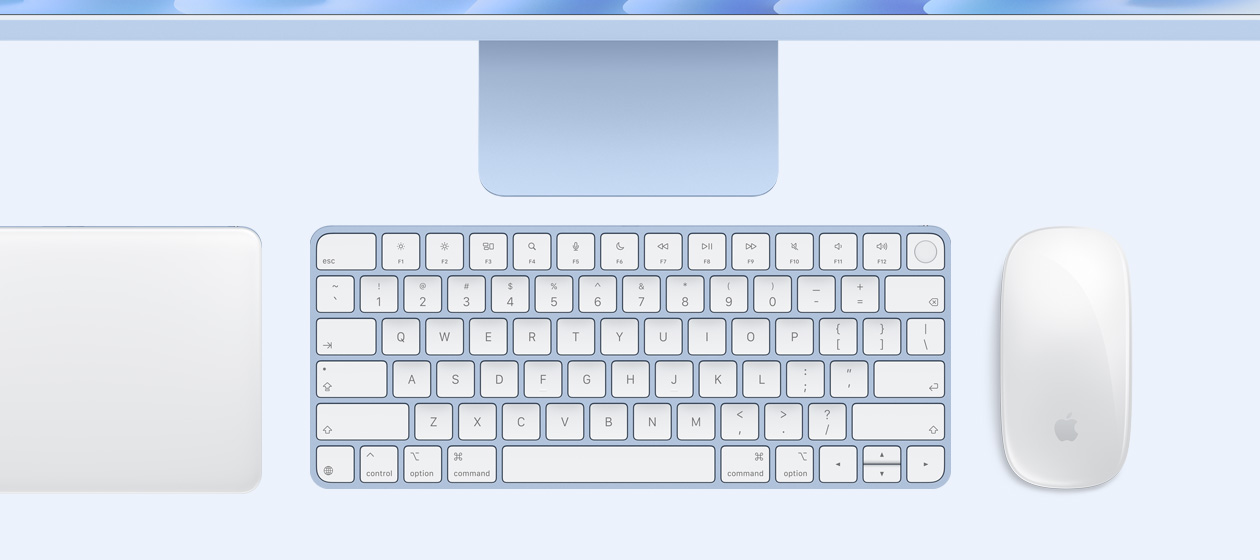 iMac i blå vist ovenfra med Magic Trackpad, Magic Mouse og Magic Keyboard med Touch ID i matchende farver