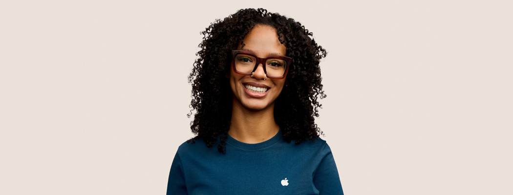 Usmívající se specialista Apple s přívětivým výrazem