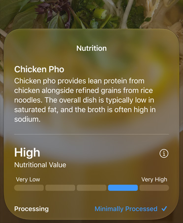 카메라 앱 인터페이스의 Siri 모드에서 비주얼 인텔리전스로 식별한 음식의 영양 정보가 표시되어 있습니다. 화면에는 닭고기 쌀국수의 일반적인 재료와 영양 정보 등 자세한 정보가 표시되어 있습니다