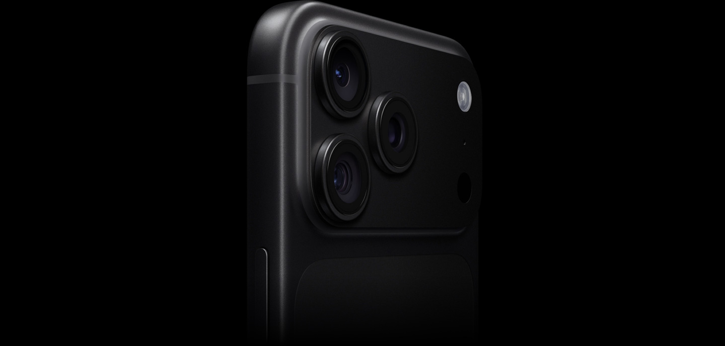 Sort iPhone 18 Pro vist skråt bagfra med fokus på Pro Fusion-kamerasystemet