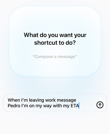 Auf dem Display werden die Apple Intelligence Anfrage und Antwort einer Person zur Funktion eines Kurzbefehls angezeigt, Text: Was soll dein Kurzbefehl tun? Antwort: Wenn ich die Arbeit verlasse, schicke eine Nachricht an Pedro, dass ich auf dem Weg bin, mit meiner voraussichtlichen Ankunftszeit.