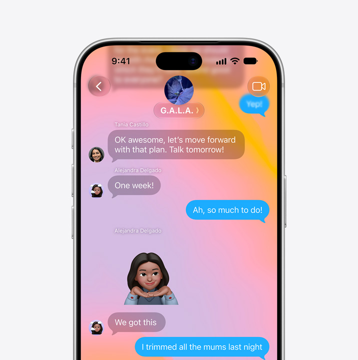 Pantalla del iPhone que muestra la app Mensajes abierta. Pantalla que muestra una conversación de texto entre dos personas que incluye un Memoji